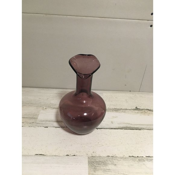 Beautiful amethyst colored glass vase with swirl gear shaped opening. - Picture 1 of 4